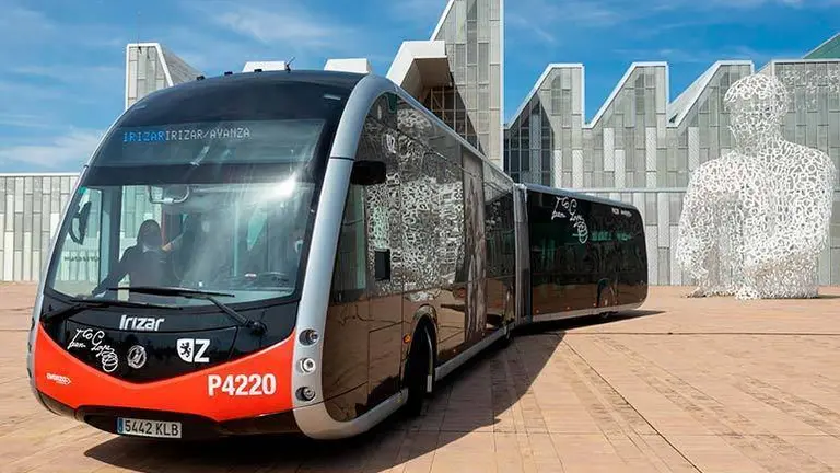 Imagen de archivo de un autob&uacute;s el&eacute;ctrico en Zaragoza