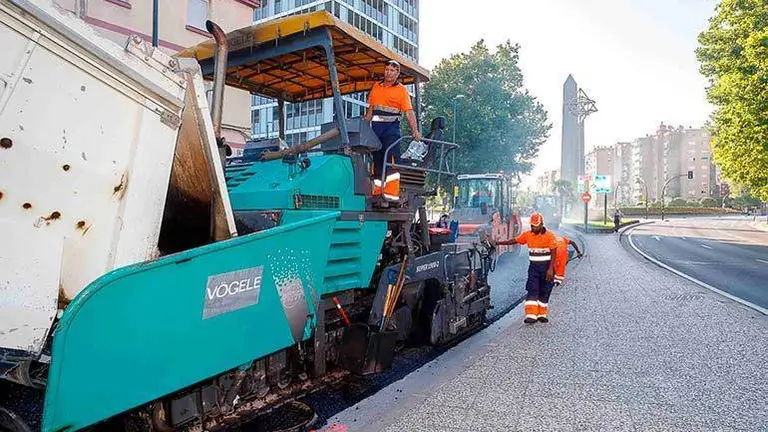 Operaci&oacute;n asfalto en una calle de Zaragoza