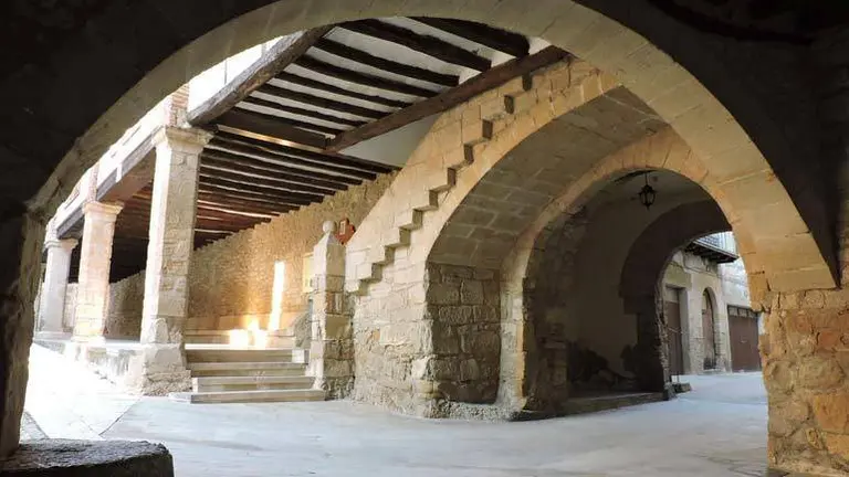 El ayuntamiento es una antigua c&aacute;rcel medieval de pozo