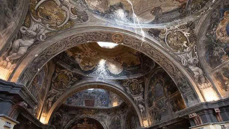 Las obras eliminar&aacute;n las humedades y restaurar&aacute;n los frescos. Foto: Laura Trives