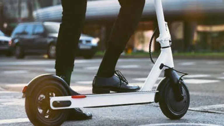 El conductor del patinete fue sometido a una prueba de alcoholemia de la que obtuvo un resultado negativo