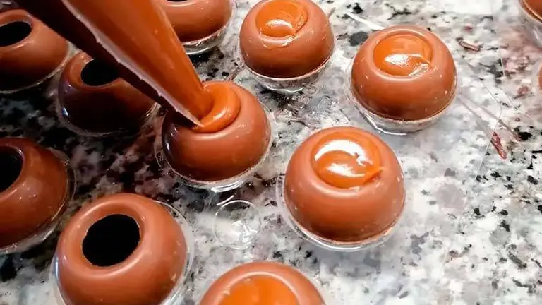 Uno de sus productos m&aacute;s exitosos son las bolas huecas de chocolate rellenas de dulce de leche 