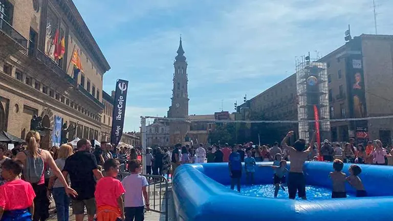 A lo largo de la Plaza del Pilar se han acondicionado diferentes espacios y canchas para practicar numerosos deportes