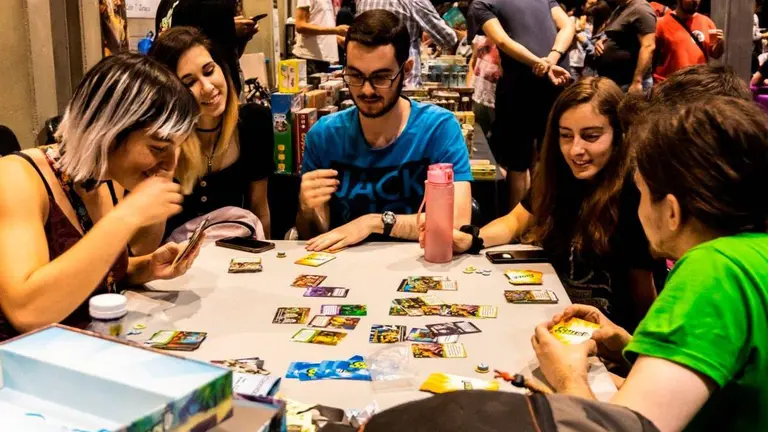 Grupo de chicos jugando a un juego de cartas en la Noche Insomne