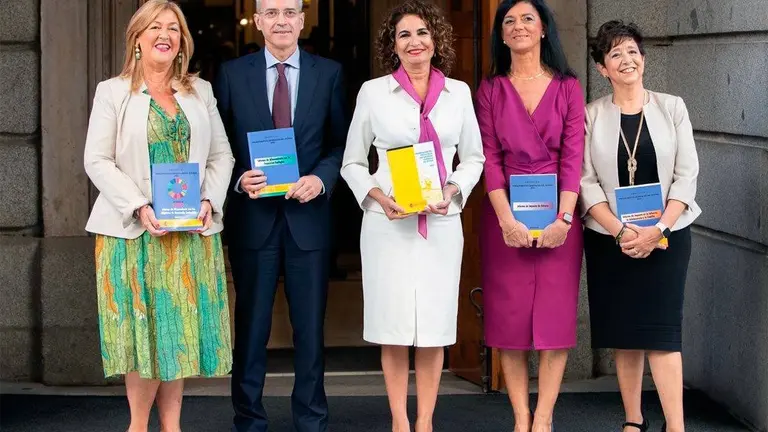 La ministra de Hacienda, Mar&iacute;a Jes&uacute;s Montero, ha entregado el documento en el Congreso con el fin de iniciar su tramitaci&oacute;n parlamentaria