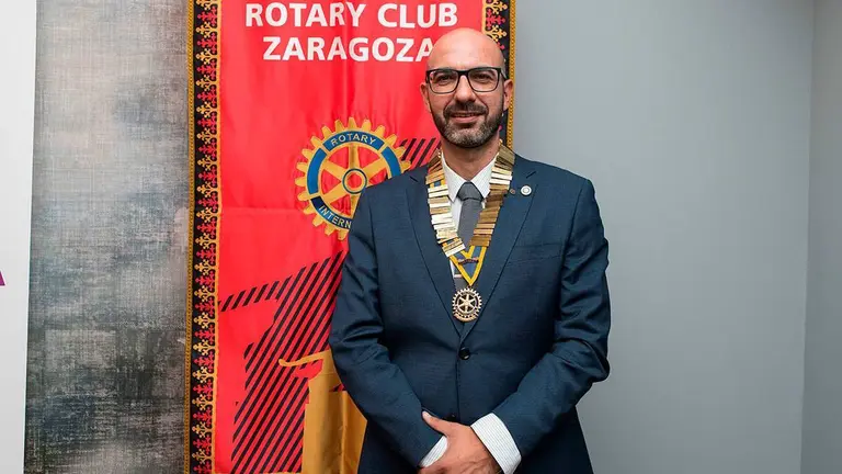 Manuel de Codes posa con el estandarte de Rotary