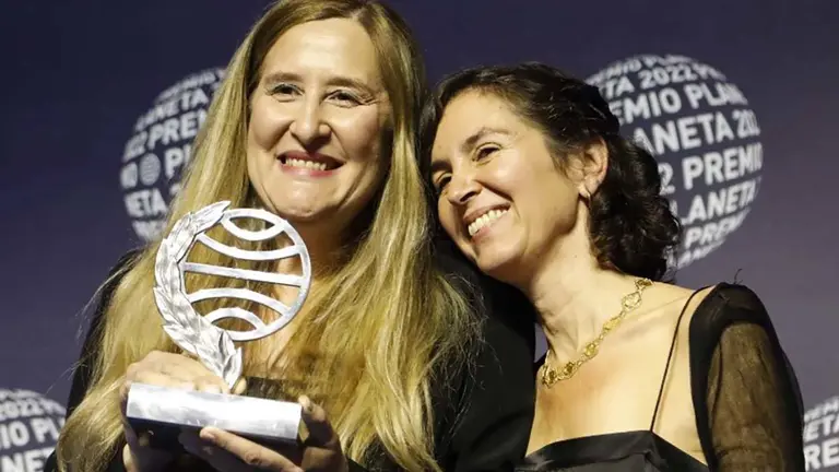 Luz Gab&aacute;s, ganadora del Premio Planeta 2022, junto a la finalista Cristina Campos