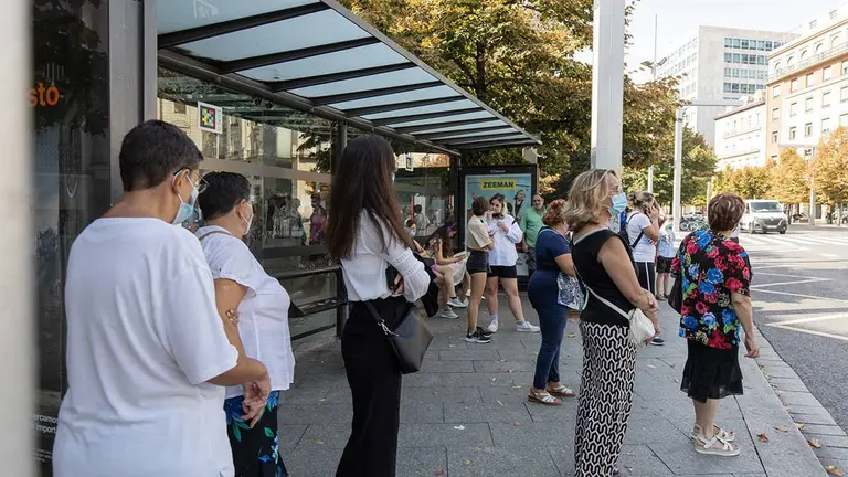 Largas colas por la huelga del autob&uacute;s en Zaragoza