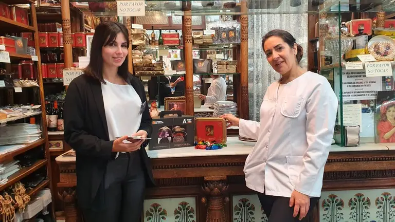 Foto del interior de la pasteler&iacute;a Fantoba, con dos mujeres mirando a la c&aacute;mara mostrando una selecci&oacute;n de frutas de Arag&oacute;n