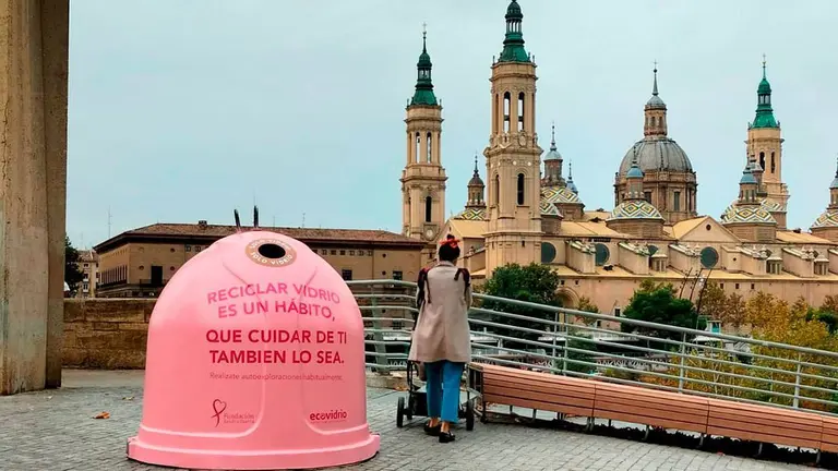 Igl&uacute; rosa con el Pilar de fondo