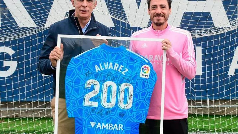 Cedr&uacute;n entrega a Cristian una camiseta por sus 200 partidos con el Real Zaragoza