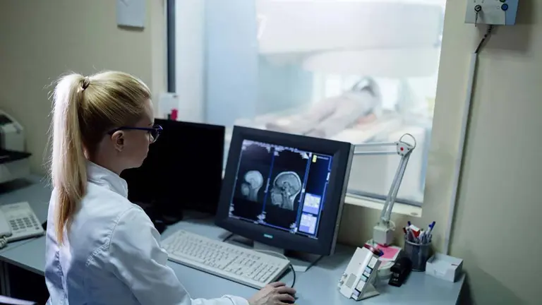 Doctora realizando prueba cerebral a un paciente