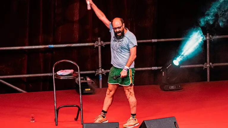 Foto de Ignatius en un escenario