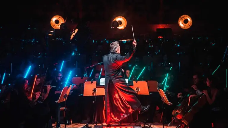 Foto del director de la orquesta