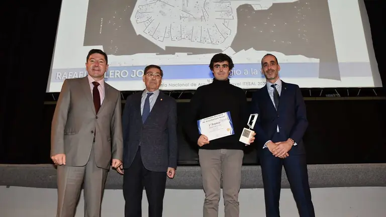 El ganador, Rafael Calero Joly, recogiendo su premio de manos de Armando Mateos y Arturo Aliaga