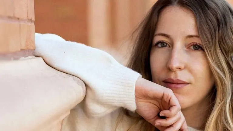 Foto de Pilar Palomero apoyada en una pared
