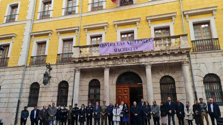 Lectura del manifiesto en la puerta del consistorio