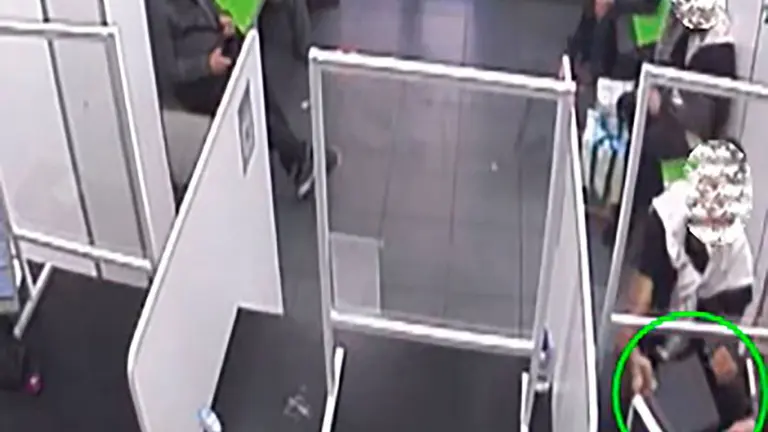 Dos ladrones estafando en una tienda