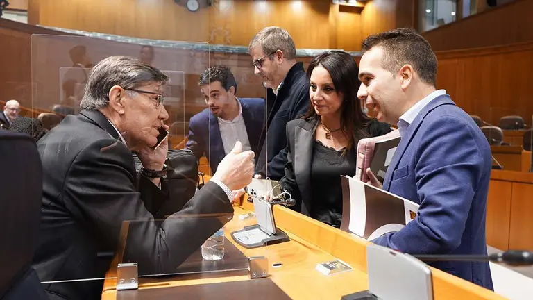 Los diputados cierran filas en torno a Aliaga