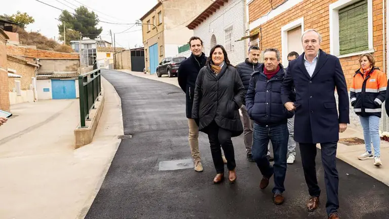 El alcalde de Zaragoza, Jorge Azc&oacute;n, en la calle Campamento en Juslibol