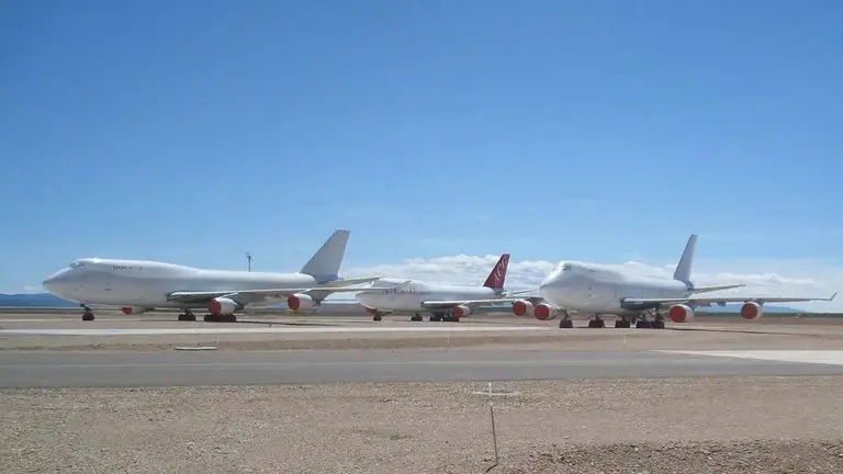 Aviones en una pista de aterrizaje