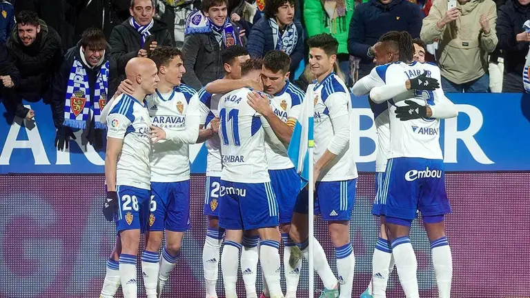 Abrazo colectivo del equipo zaragocista en La Romareda tras el gol de Vada 