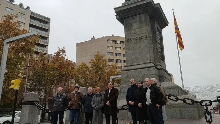 Teruel Existe en el monumento al Justicia de Arag&oacute;n