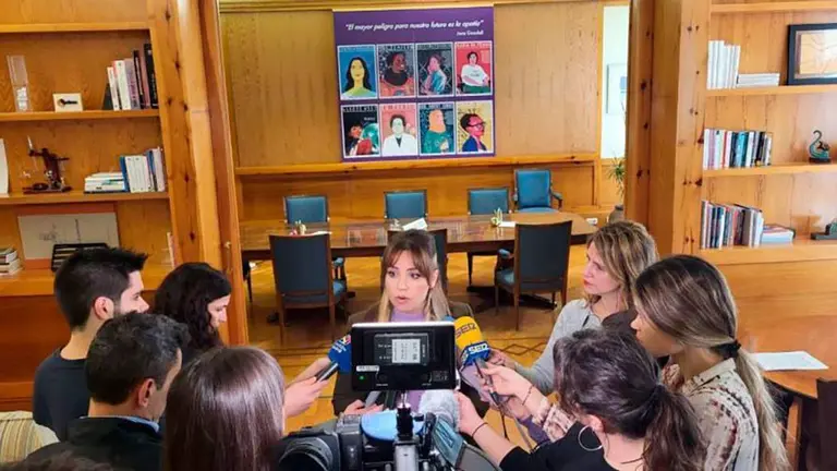 Maru D&iacute;az atendiendo a los medios