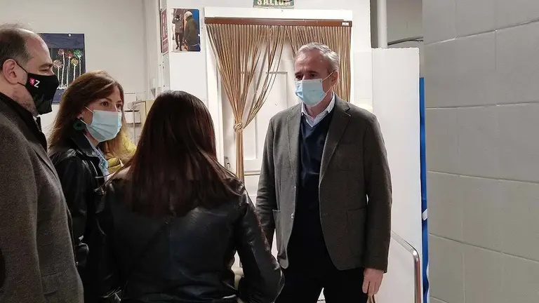Azc&oacute;n y Natalia Chueca han visitado el albergue municipal