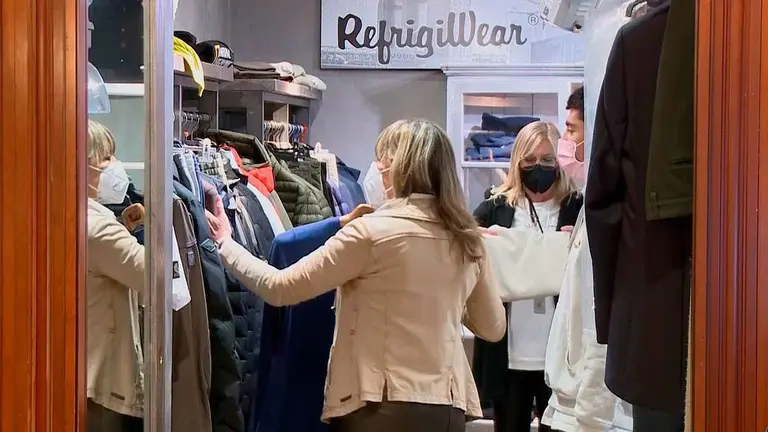 Gente comprando regalos en un comercio de Zaragoza