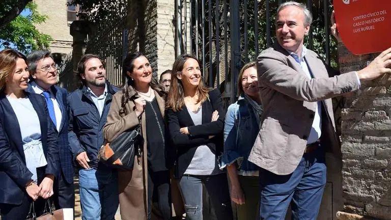 Jorge Azc&oacute;n poniendo una placa del Centro C&iacute;vico Luis Bu&ntilde;uel