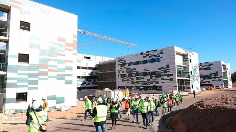 Imagen de la visita a las obras del hospital de Teruel el pasado a&ntilde;o