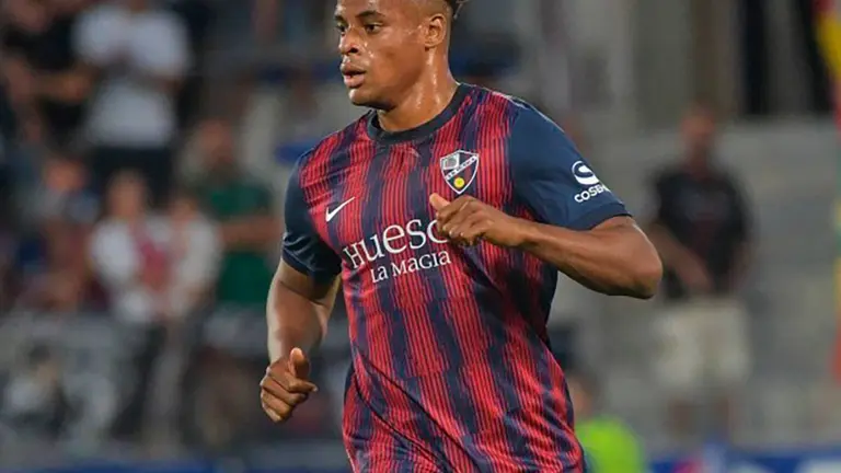 Kevin Carlos en un partido con el Huesca