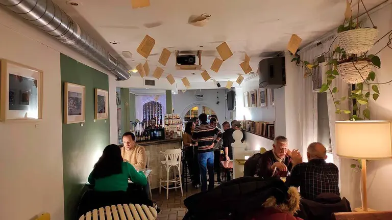 Le Petit Coin es una cafeter&iacute;a situada en el Paseo de los Ruise&ntilde;ores que re&uacute;ne literatura, m&uacute;sica y arte para reivindicar la cultura 