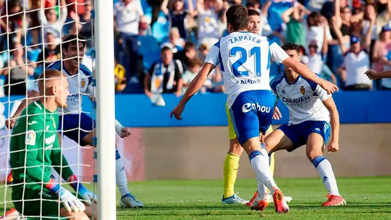 Zapater celebra el gol de la victoria en casa ante el Villarreal