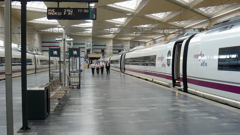 estaci&oacute;n de delicias en el and&eacute;n del AVE