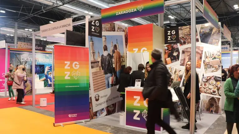 El stand de Zaragoza luc&iacute;a multicolor con un lema que demuestra lo &ldquo;abierta, solidaria y sensible&rdquo; que es la capital del Ebro