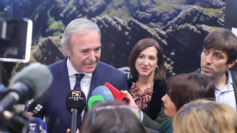 El alcalde de Zaragoza, Jorge Azc&oacute;n, junto a la vicealcaldesa de Zaragoza, Sara Fern&aacute;ndez en Fitur