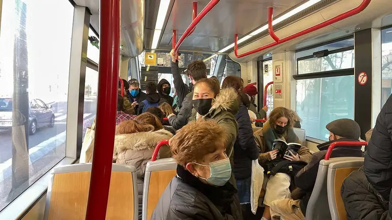 Seg&uacute;n Sanidad, la decisi&oacute;n de eliminar la obligatoriedad de las mascarillas en el transporte p&uacute;blico &ldquo;se ha adoptado de la mano de expertos"
