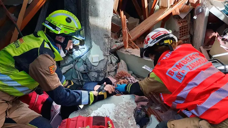 Esta se&ntilde;ora estaba atrapada en una planta colapsada y ha permanecido all&iacute; hasta que un perro ha marcado un indicio y han podido establecer contacto ac&uacute;stico
