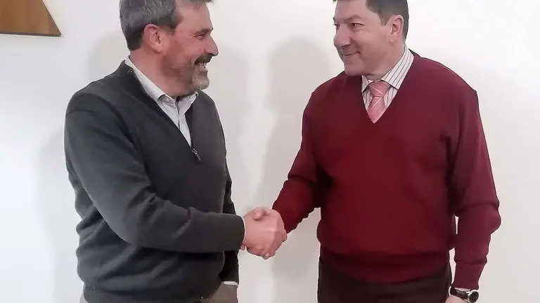 Latre y Mateos, d&aacute;ndose la mano