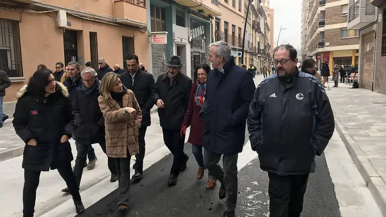 El alcalde de Zaragoza, Jorge Azc&oacute;n, visita la calle Sixto Celorrio totalmente remodelada