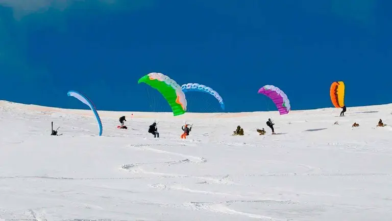 El snowkite mezcla el esqu&iacute; o el snowboard con una cometa de kitesurf. Foto: Aram&oacute;n