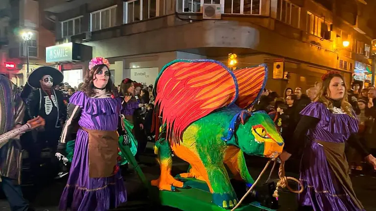 Dos mujeres disfrazadas tiran de la carroza