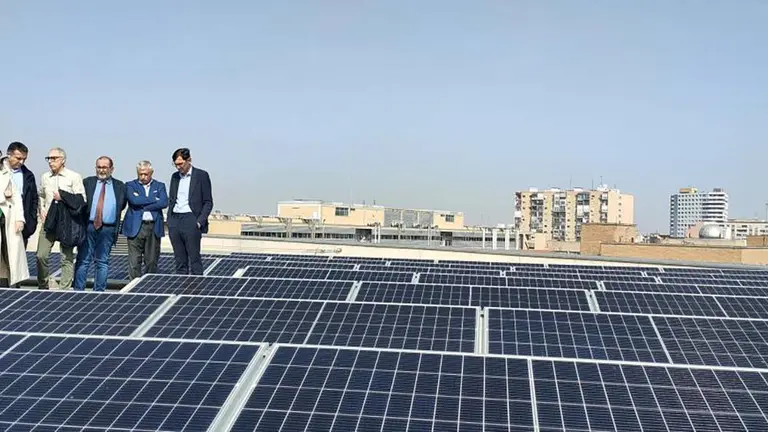 El Ayuntamiento de Zaragoza instalar&aacute; placas fotovoltaicas en 18 edificios p&uacute;blicos. Foto de Archivo