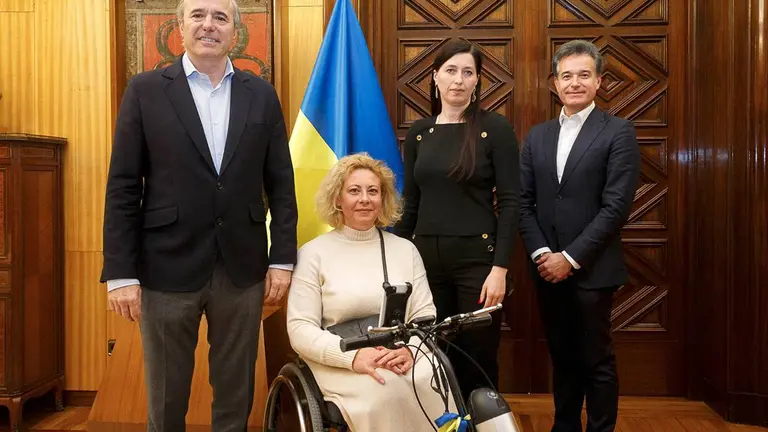 El alcalde Azc&oacute;n ha acompa&ntilde;ado a la presidenta de la Asociaci&oacute;n de Ucranianos Residentes en Arag&oacute;n y a la campeona paral&iacute;mpica Olena Akopyan