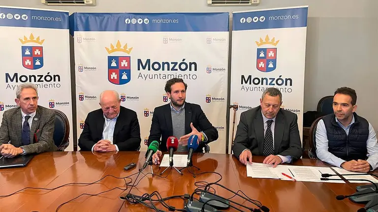 Foto de los encargados de presentar las jornadas en el Ayuntamiento de Monz&oacute;n