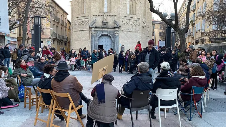 Cada vecino ha venido a la protesta de la plaza de La Magdalena con una silla de su casa