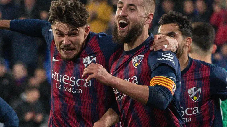 Ratiu y Pulido celebran el segundo gol ante el Levante