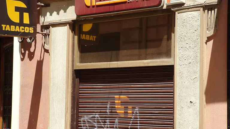 Uno de ellos se qued&oacute; en la puerta del estanco para hacer la vigilancia